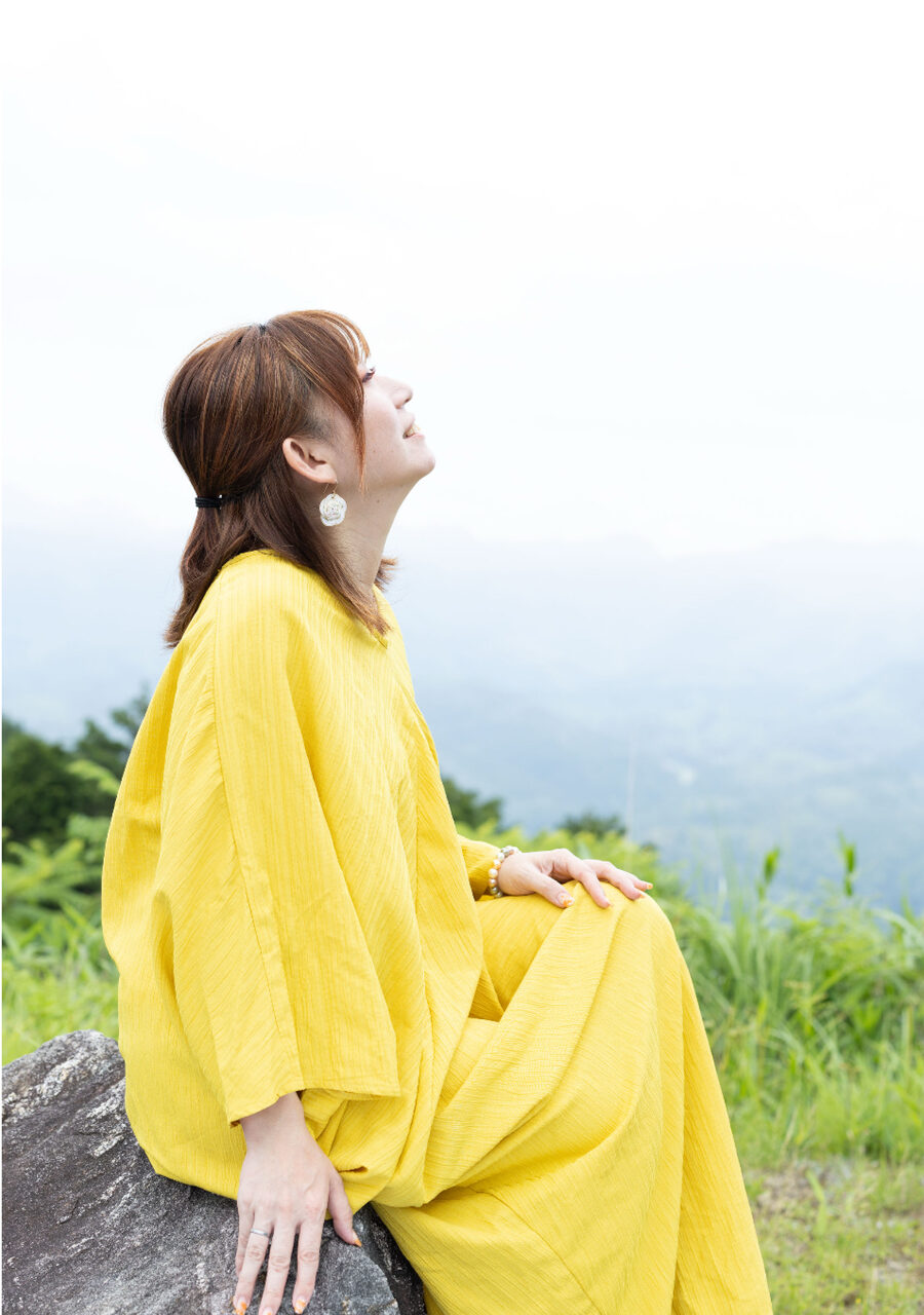 黄色い服で空を見上げる中川なえか