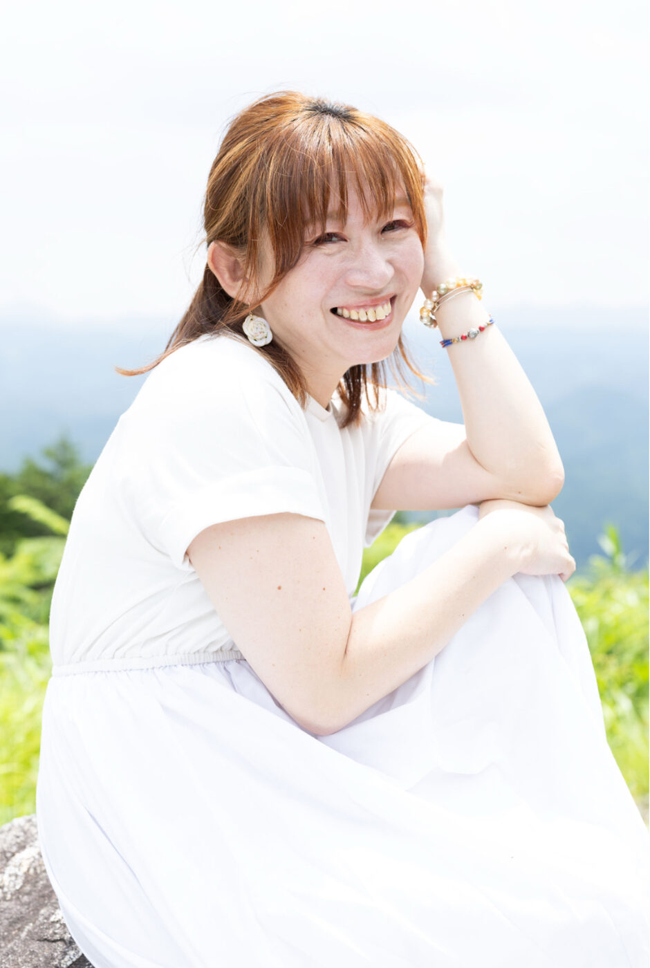 山の上で笑顔を見せる中川なえか